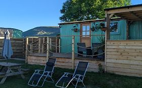 Red Darren Luxury Hut